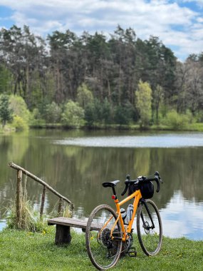 Bahar mevsiminde şehir parkında çakıl bisikleti