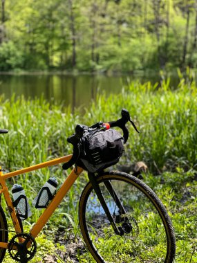 Bahar mevsiminde şehir parkında çakıl bisikleti