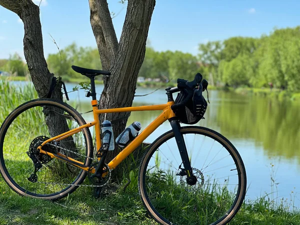 Bicicleta Grava Parque Ciudad Temporada Primavera Imágenes de stock libres de derechos
