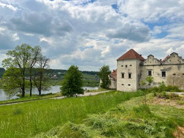 Ukrayna 'nın batısındaki eski şatonun mimarisi. Güneşli bir günde mükemmel bir mimari yapı.