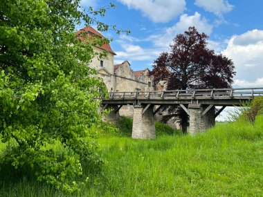 Ukrayna 'nın batısındaki eski şatonun mimarisi. Güneşli bir günde mükemmel bir mimari yapı.
