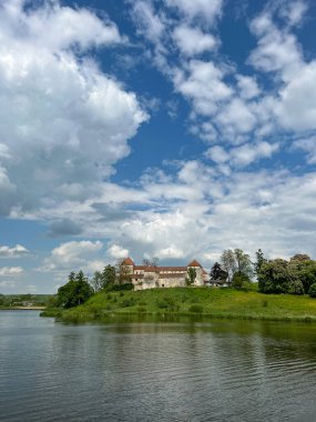 Ukrayna 'nın batısındaki eski şatonun mimarisi. Güneşli bir günde mükemmel bir mimari yapı.