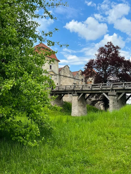 Ukrayna 'nın batısındaki eski şatonun mimarisi. Güneşli bir günde mükemmel bir mimari yapı.