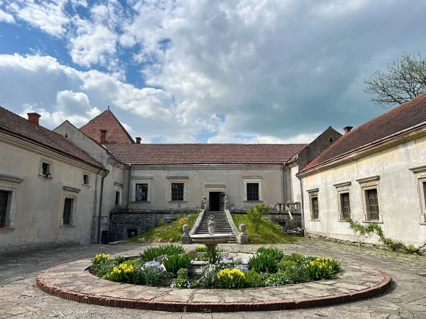 ウクライナの西側にある古い城の建築 晴れた日の完璧な古い建築物 — ストック写真