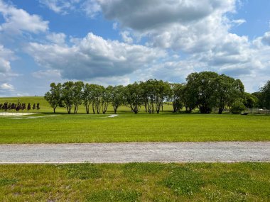 Harika bir açık hava parkı. Güneşli hava ve gökyüzündeki ışık bulutları inanılmaz bir atmosfer yaratır. Güzel güneşli yaz günü