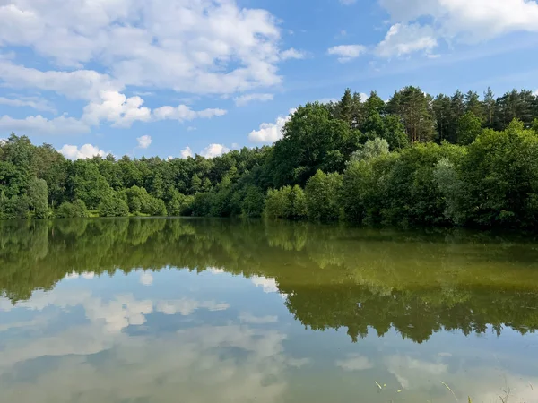 Ein Schöner Kleiner See Der Landschaft Sonniger Tag Mit Wolken — Stockfoto