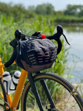 Bahar mevsiminde şehir parkında çakıl bisikleti