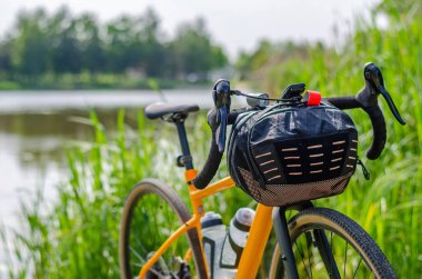 Bahar mevsiminde şehir parkında çakıl bisikleti