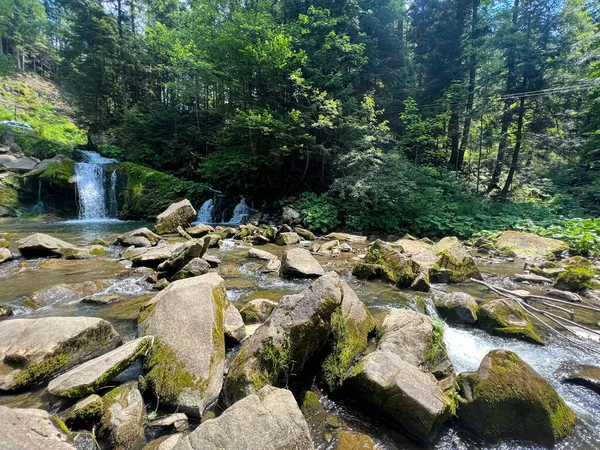 カルパチア山脈の滝と完璧な風景 ウクライナの西の部分 野生の川の小さな滝 — ストック写真