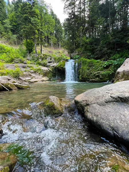 Paisagem Perfeita Com Cachoeira Nas Montanhas Cárpatas Parte Desperdiçada Ucrânia — Fotografia de Stock