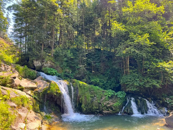 Paisagem Perfeita Com Cachoeira Nas Montanhas Cárpatas Parte Desperdiçada Ucrânia — Fotografia de Stock