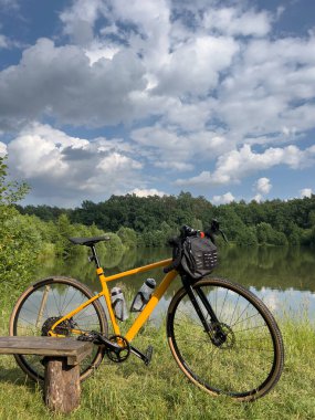 Yaz mevsiminde şehir parkında çakıl bisikleti