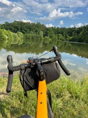 Yaz mevsiminde şehir parkında çakıl bisikleti