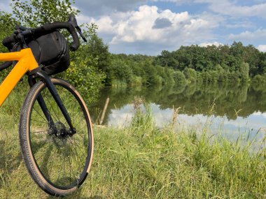 Yaz mevsiminde şehir parkında çakıl bisikleti