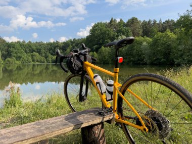 Yaz mevsiminde şehir parkında çakıl bisikleti