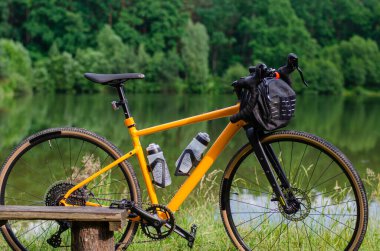 Yaz mevsiminde şehir parkında çakıl bisikleti