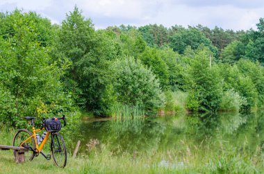 Yaz mevsiminde şehir parkında çakıl bisikleti