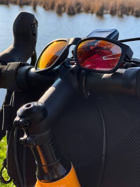 Yaz mevsiminde şehir parkında çakıl bisikleti