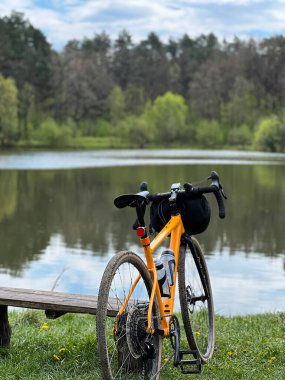 Yaz mevsiminde şehir parkında çakıl bisikleti