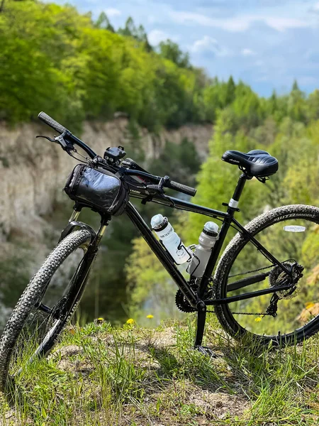 夏季の市立公園のグラベル自転車 — ストック写真