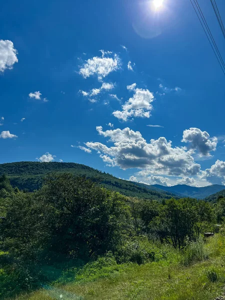 Impresionantes Montañas Cárpatos Paisaje Fondo Con Bosque Nubes Temporada Verano — Foto de Stock