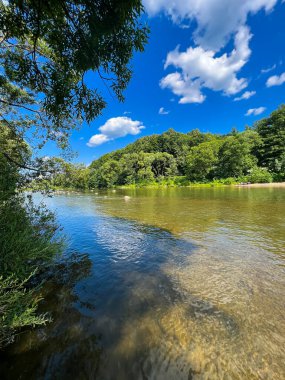 Karpatlar 'daki nehrin harika bir manzarası. Dağlarda yaz mevsimi. Nehir manzarası ve arka planda dağlar