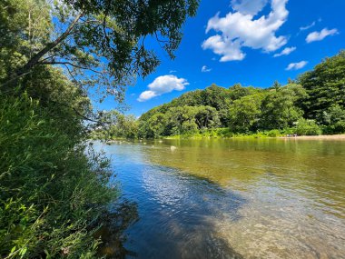 Karpatlar 'daki nehrin harika bir manzarası. Dağlarda yaz mevsimi. Nehir manzarası ve arka planda dağlar