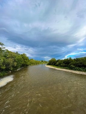 Karpatlar 'daki nehrin harika bir manzarası. Dağlarda yaz mevsimi. Nehir manzarası ve arka planda dağlar