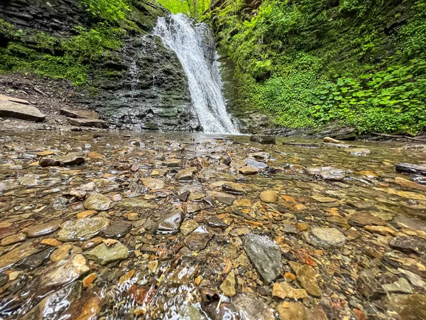 Escena Captura Una Majestuosa Cascada Todo Esplendor Como Congelada Tiempo —  Fotos de Stock