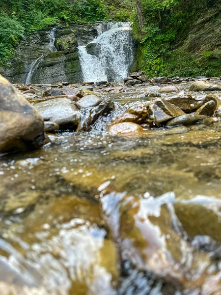 Scène Vangt Een Majestueuze Waterval Volle Glorie Als Bevroren Tijd — Stockfoto