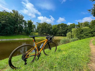 Yaz mevsiminde şehir parkında çakıl bisikleti