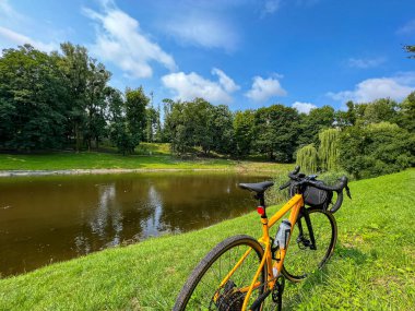Yaz mevsiminde şehir parkında çakıl bisikleti