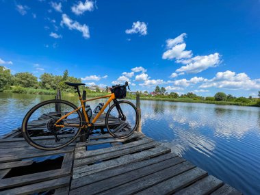 Yaz mevsiminde şehir parkında çakıl bisikleti