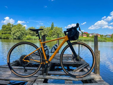 Yaz mevsiminde şehir parkında çakıl bisikleti