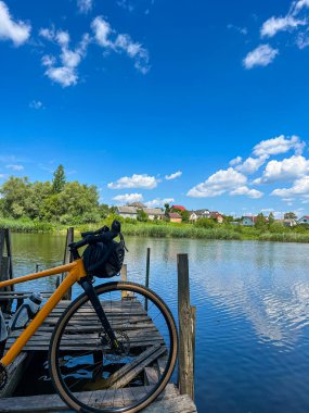 Yaz mevsiminde şehir parkında çakıl bisikleti
