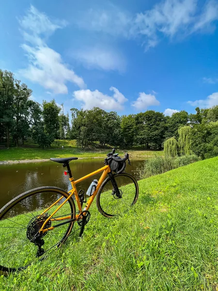 Bicicleta Grava Parque Ciudad Temporada Verano —  Fotos de Stock