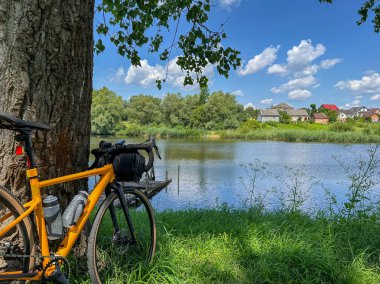 Yaz mevsiminde şehir parkında çakıl bisikleti