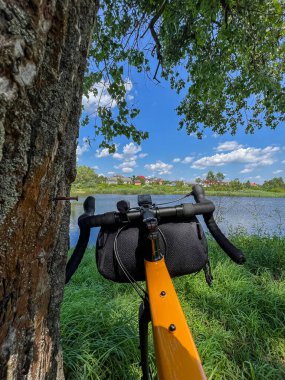 Yaz mevsiminde şehir parkında çakıl bisikleti