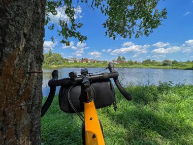 Yaz mevsiminde şehir parkında çakıl bisikleti