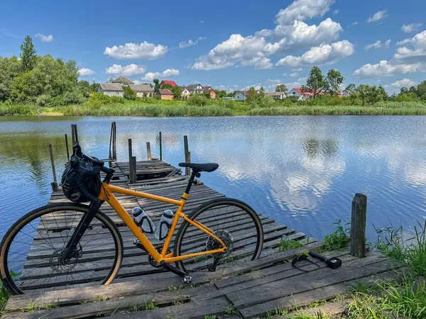 Yaz mevsiminde şehir parkında çakıl bisikleti