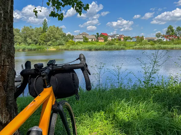 Yaz mevsiminde şehir parkında çakıl bisikleti