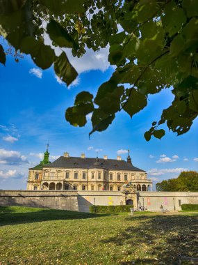 Pidhirtsi Şatosu, gerçek bir mimari mücevher, Ukrayna kırsalının ortasında gururla duruyor. Çarpıcı Rönesans ve Barok tasarımı ile kale, tarih ve güzelliğin büyüleyici bir karışımı.