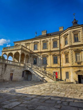 Pidhirtsi Şatosu, gerçek bir mimari mücevher, Ukrayna kırsalının ortasında gururla duruyor. Çarpıcı Rönesans ve Barok tasarımı ile kale, tarih ve güzelliğin büyüleyici bir karışımı.