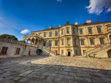 Pidhirtsi Şatosu, gerçek bir mimari mücevher, Ukrayna kırsalının ortasında gururla duruyor. Çarpıcı Rönesans ve Barok tasarımı ile kale, tarih ve güzelliğin büyüleyici bir karışımı.