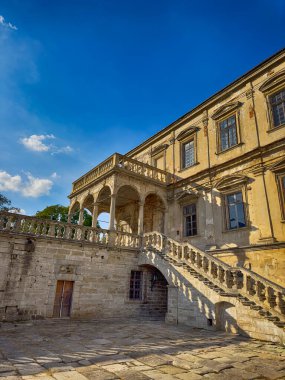 Pidhirtsi Şatosu, gerçek bir mimari mücevher, Ukrayna kırsalının ortasında gururla duruyor. Çarpıcı Rönesans ve Barok tasarımı ile kale, tarih ve güzelliğin büyüleyici bir karışımı.