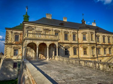 Pidhirtsi Şatosu, gerçek bir mimari mücevher, Ukrayna kırsalının ortasında gururla duruyor. Çarpıcı Rönesans ve Barok tasarımı ile kale, tarih ve güzelliğin büyüleyici bir karışımı.