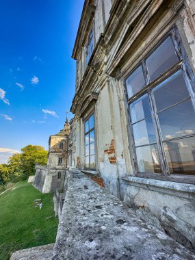 Pidhirtsi Şatosu, gerçek bir mimari mücevher, Ukrayna kırsalının ortasında gururla duruyor. Çarpıcı Rönesans ve Barok tasarımı ile kale, tarih ve güzelliğin büyüleyici bir karışımı.