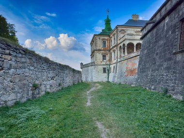 Pidhirtsi Şatosu, gerçek bir mimari mücevher, Ukrayna kırsalının ortasında gururla duruyor. Çarpıcı Rönesans ve Barok tasarımı ile kale, tarih ve güzelliğin büyüleyici bir karışımı.