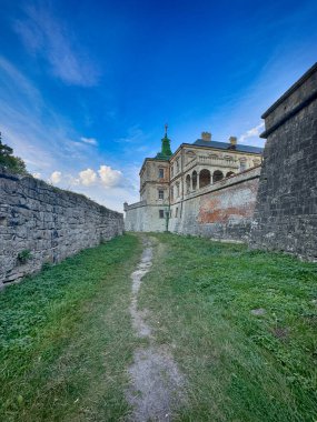 Pidhirtsi Şatosu, gerçek bir mimari mücevher, Ukrayna kırsalının ortasında gururla duruyor. Çarpıcı Rönesans ve Barok tasarımı ile kale, tarih ve güzelliğin büyüleyici bir karışımı.