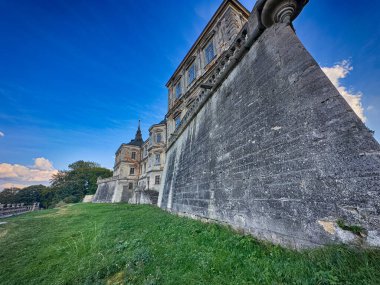 Pidhirtsi Şatosu, gerçek bir mimari mücevher, Ukrayna kırsalının ortasında gururla duruyor. Çarpıcı Rönesans ve Barok tasarımı ile kale, tarih ve güzelliğin büyüleyici bir karışımı.